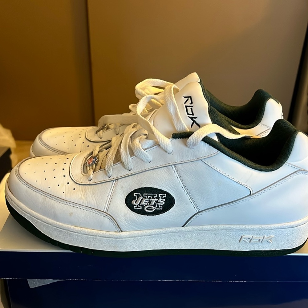 Reebok size 14 white and forest green shoe